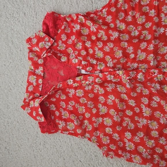 Red Daisy Print Lace Cutout Tank Top Blouse - Picture 2 of 9